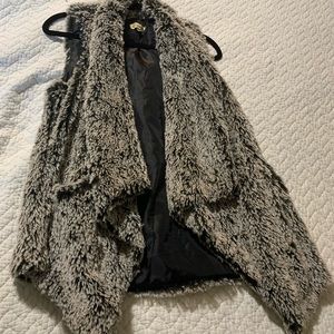 Democracy faux fur vest size Small!